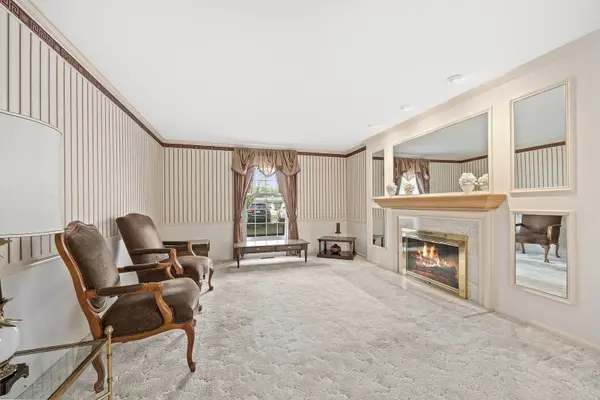 120 Carriage Way DR #B101, Burr Ridge, IL 60527