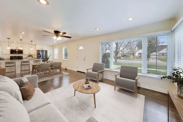909 E Oakton ST, Arlington Heights, IL 60004