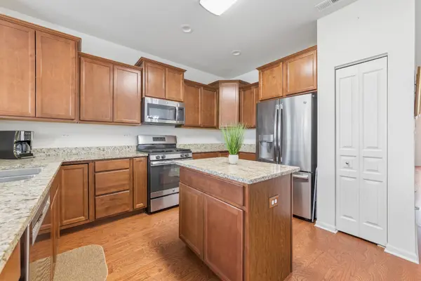 1822 Hannah LN, Pingree Grove, IL 60140