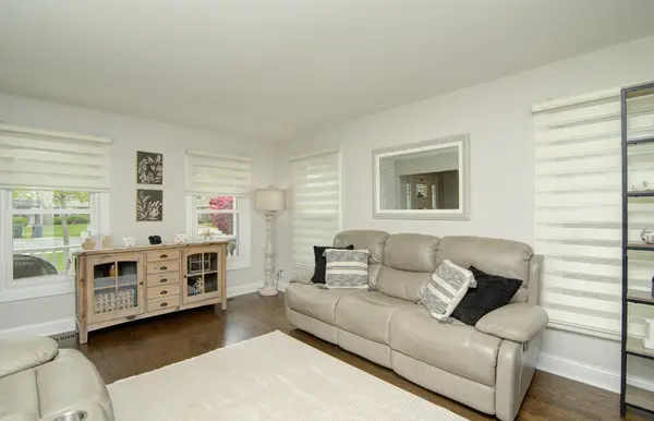 421 Burke DR, Carol Stream, IL 60188