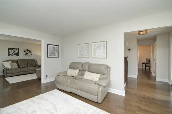 421 Burke DR, Carol Stream, IL 60188