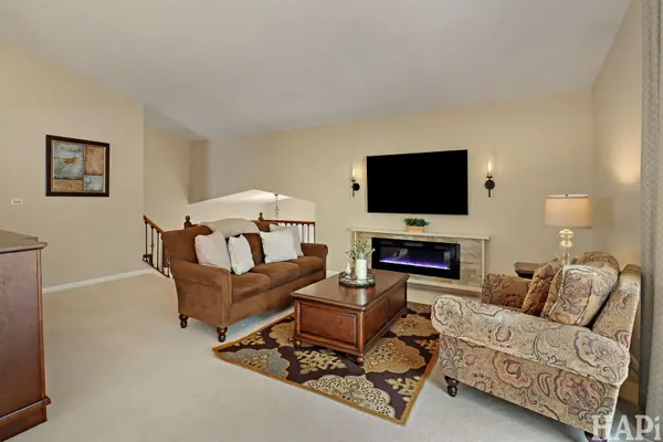 38 Chelsea LN, Cary, IL 60013