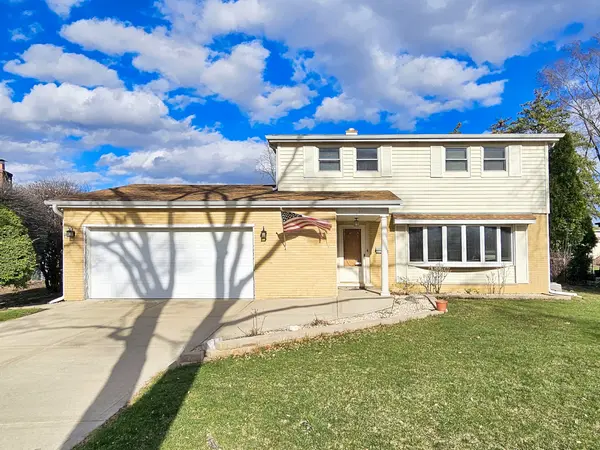 357 N PIONEER DR, Addison, IL 60101