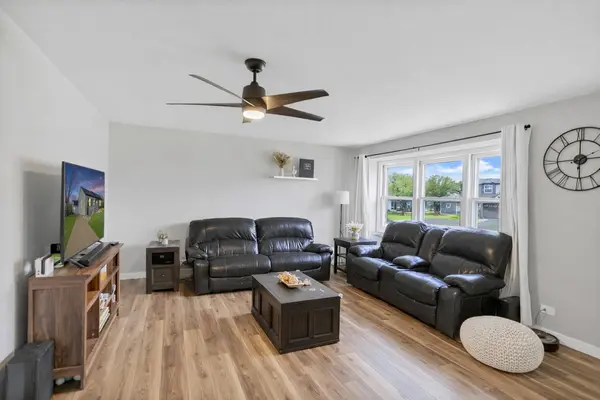 1320 Elm DR, Schaumburg, IL 60194