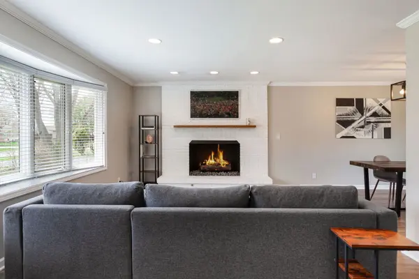 29W332 Mark DR, Naperville, IL 60564