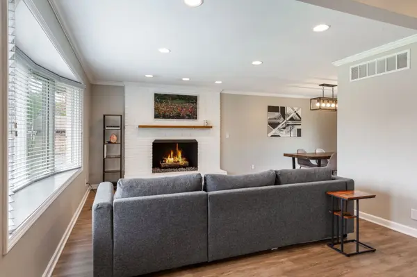 29W332 Mark DR, Naperville, IL 60564