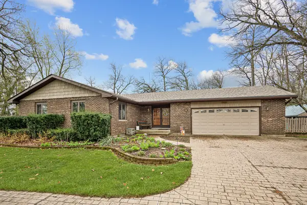 48W607 Whispering Oaks DR, Hampshire, IL 60140