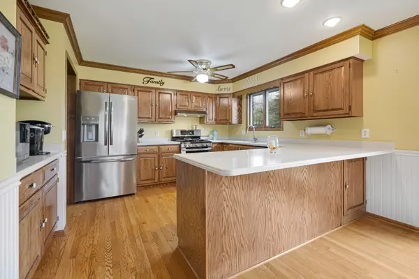 48W607 Whispering Oaks DR, Hampshire, IL 60140