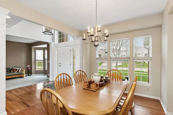 4077 Stratford LN, Carpentersville, IL 60110