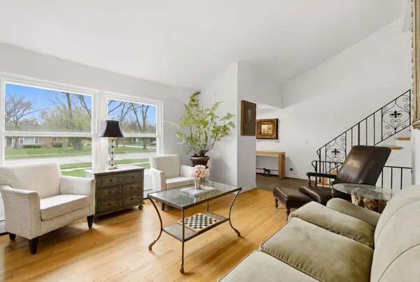 3 Robin Hood LN, Northfield, IL 60093
