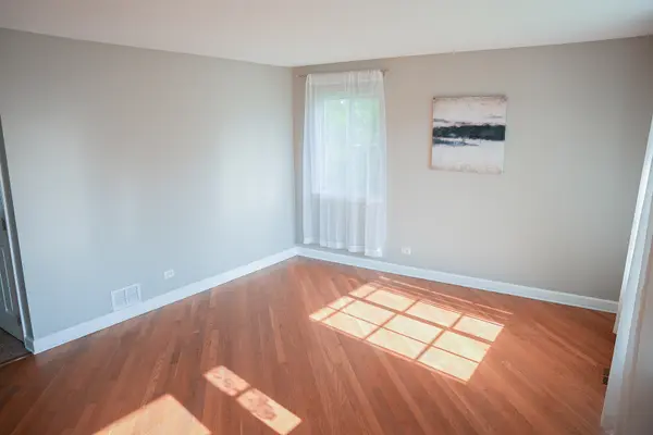 7 Gladys CT, South Elgin, IL 60177