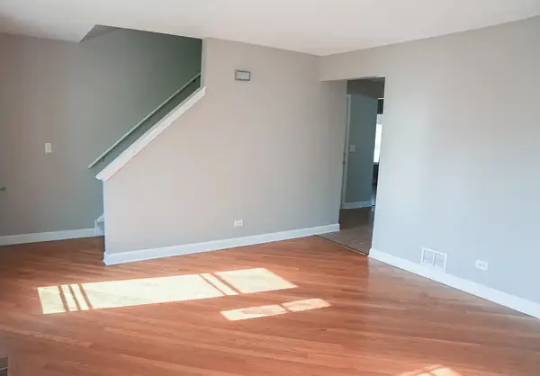 7 Gladys CT, South Elgin, IL 60177