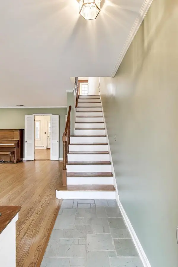 621 E Grove ST, Arlington Heights, IL 60005