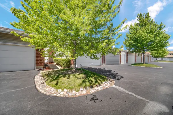 406 Hummingbird CT, Deerfield, IL 60015