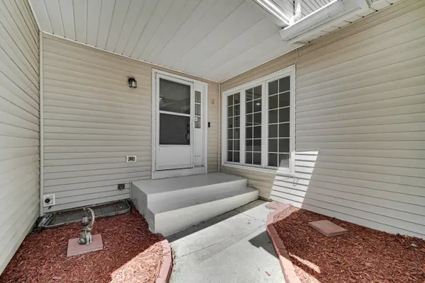 406 Hummingbird CT, Deerfield, IL 60015
