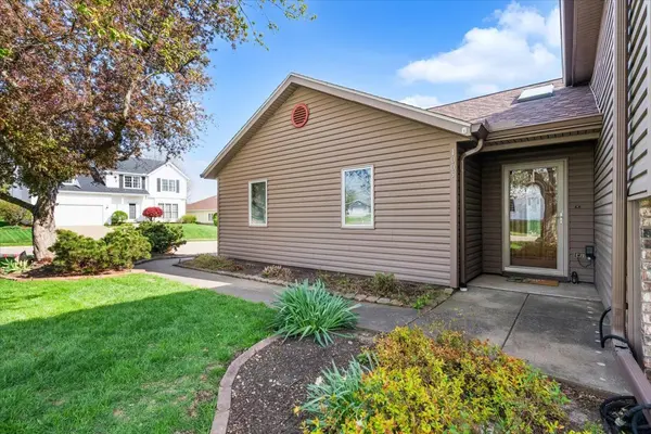 1005 W 57th PL, Davenport, IA 52806