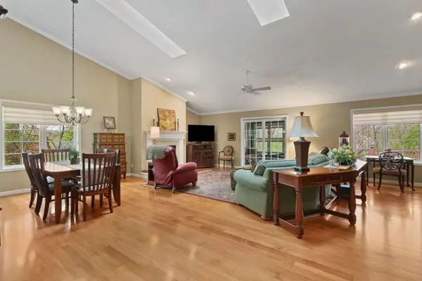 8 Briarwood LN, Rock Island, IL 61201