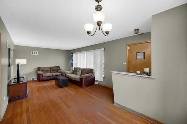 16404 Betty LN, South Holland, IL 60473