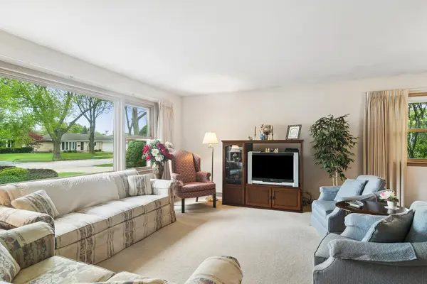 902 S See Gwun AVE, Mount Prospect, IL 60056