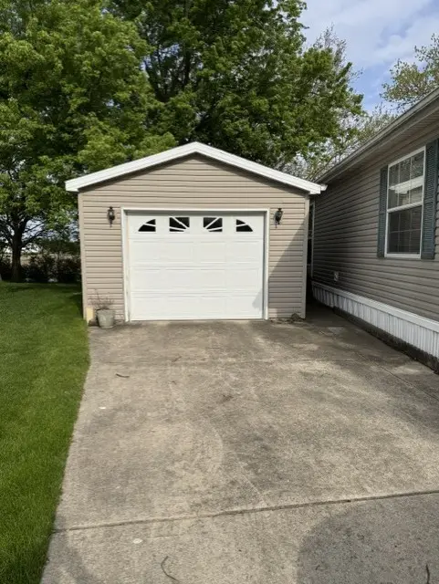 30 Meadowlark LN, Beecher, IL 60401
