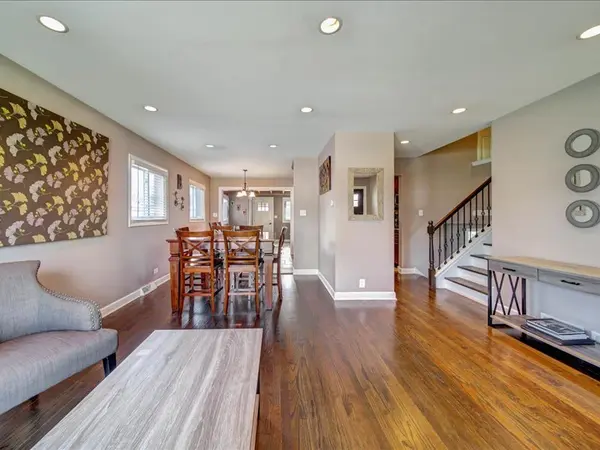615 N Prospect Manor AVE, Mount Prospect, IL 60056