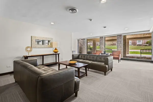 400 Ascot DR #2L, Park Ridge, IL 60068