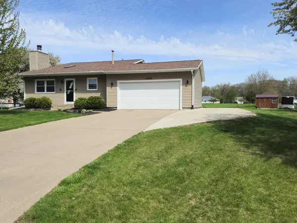 17225 40th Avenue CT N, East Moline, IL 61244