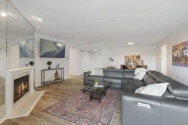 2 The Court Of Harborside CT #303, Northbrook, IL 60062