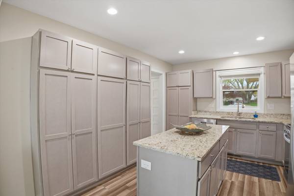 25 Devonshire CIR, Elgin, IL 60123