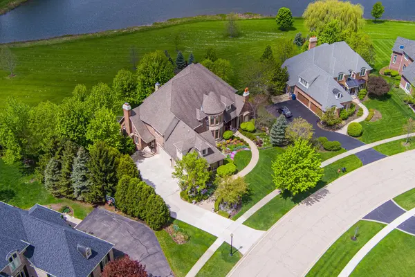 39W835 Goldenrod DR, St. Charles, IL 60175
