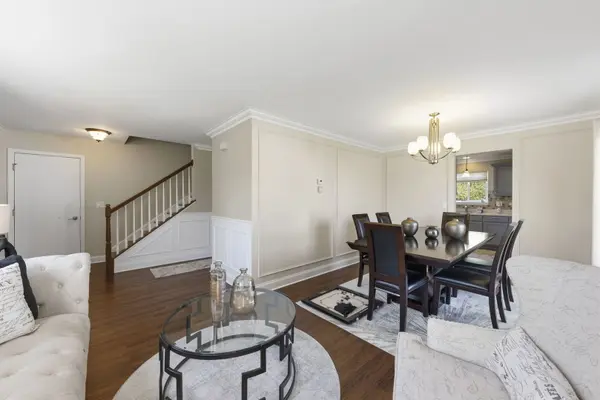 298 Clarendon LN, Bolingbrook, IL 60440