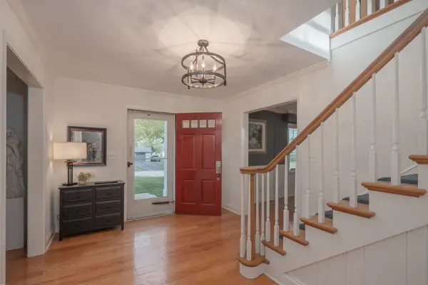 702 Maple LN, Geneva, IL 60134