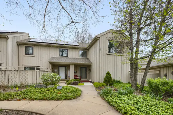 561 Old Barn RD, Lake Barrington, IL 60010