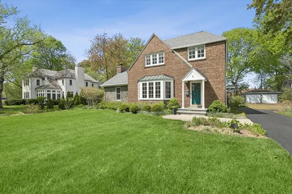 6 E Witchwood LN, Lake Bluff, IL 60044