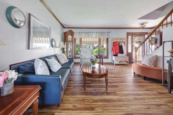 865 Debra LN, Elk Grove Village, IL 60007