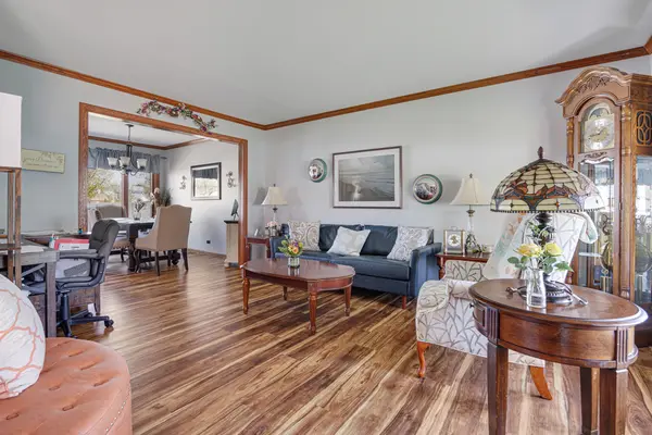865 Debra LN, Elk Grove Village, IL 60007