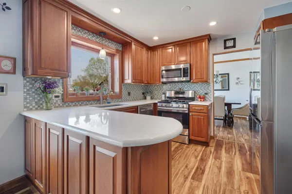 865 Debra LN, Elk Grove Village, IL 60007
