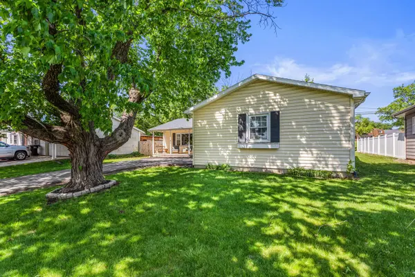 401 Cedar DR, Clinton, IL 61727