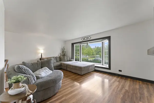 9 Sycamore DR, Naperville, IL 60540