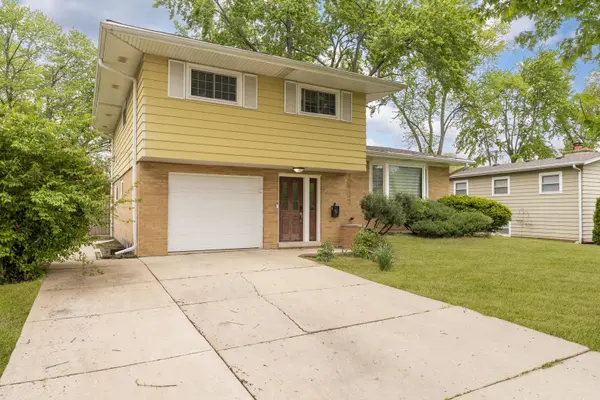 9 Sycamore DR, Naperville, IL 60540