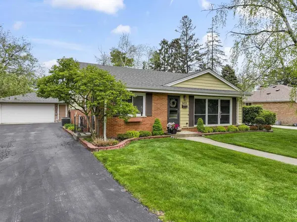 3N303 N Emroy AVE, Elmhurst, IL 60126