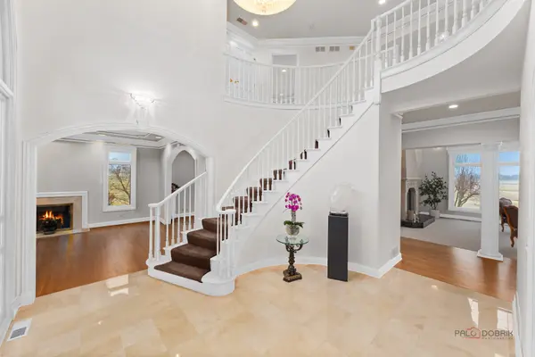 1611 Burr Oak DR, Libertyville, IL 60048