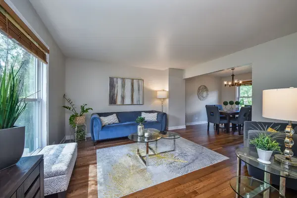 1143 Woodlake DR, Carol Stream, IL 60188