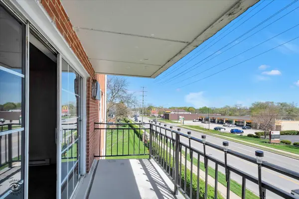 1050 N Farnsworth AVE #301, Aurora, IL 60505