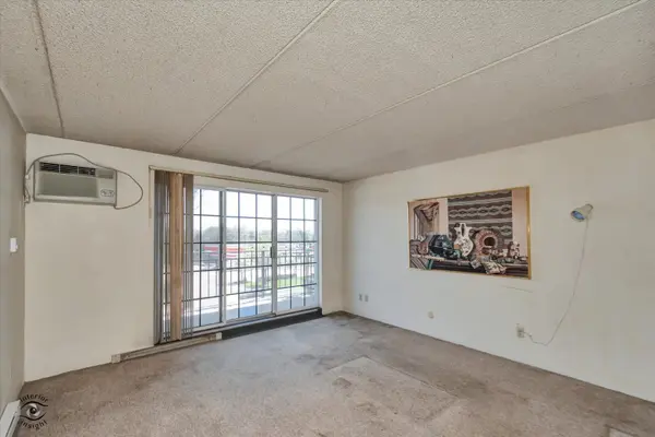 1050 N Farnsworth AVE #301, Aurora, IL 60505