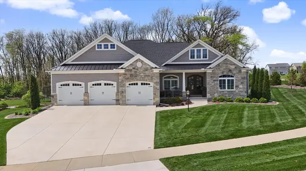 1309 Briarwood LN, Mahomet, IL 61853