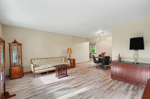 105 S Meadowhill LN, Mahomet, IL 61853