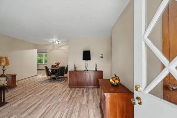 105 S Meadowhill LN, Mahomet, IL 61853