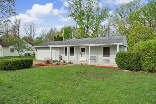 105 S Meadowhill LN, Mahomet, IL 61853