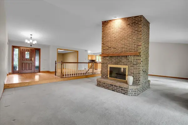 90 Briargate RD, Cary, IL 60013